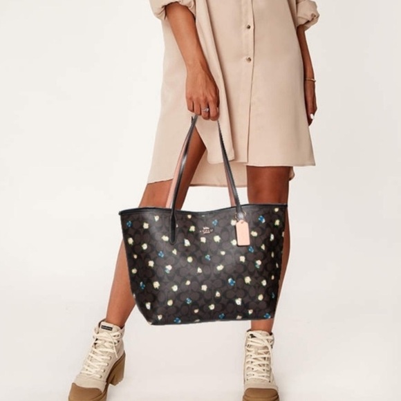 City Tote In Signature Canvas With Vintage Mini Rose Print - Picture 5 of 6